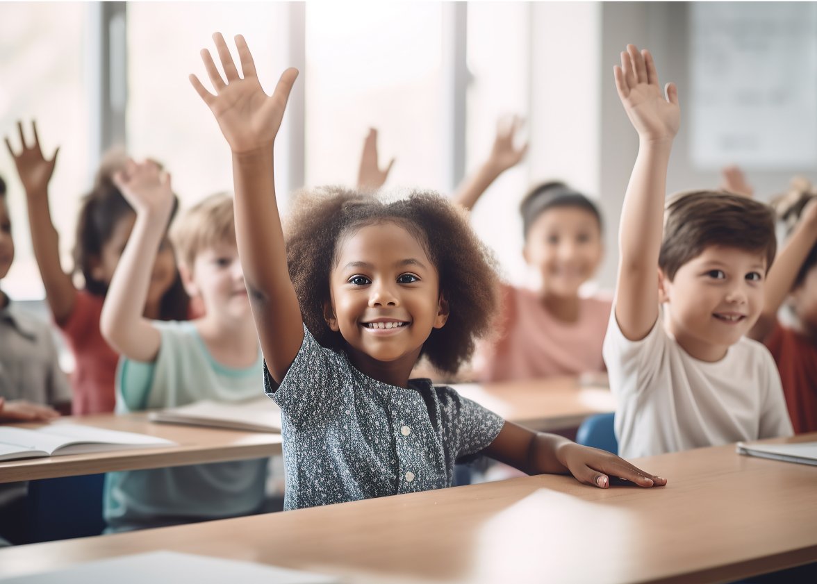 Lachende kinderen in een klaslokaal die hun hand opsteken terwijl ze achter hun bank zitten, enthousiast om mee te doen.